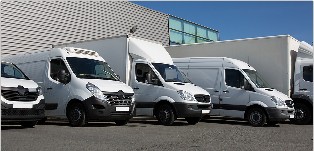 Camion parcheggiati per simboleggiare la il tema della geolocalizzazione e privacy