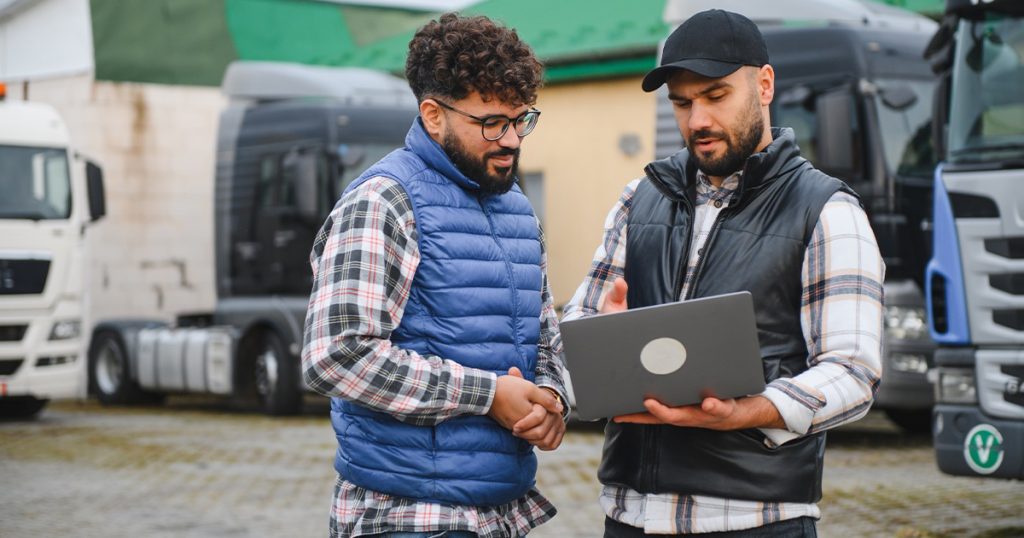 Due uomini che parlano della gestione logistica dei trasporti